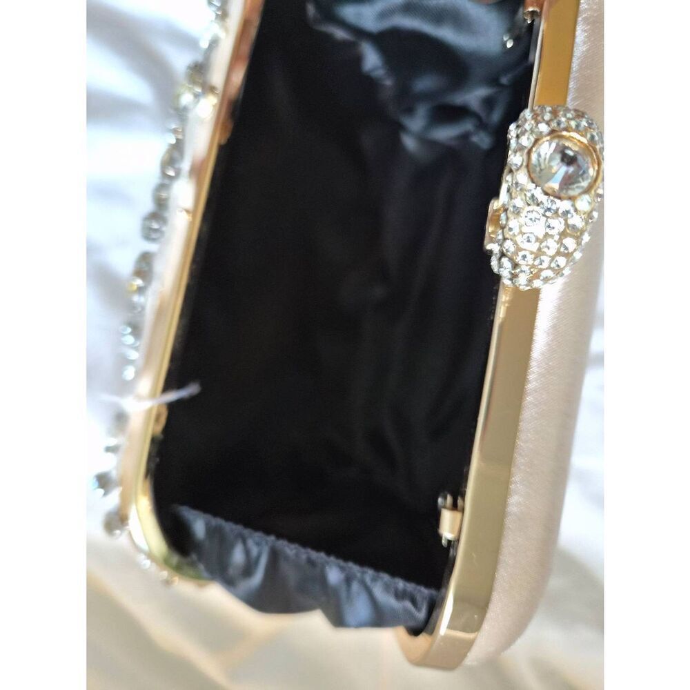 Faux crystal and pearl clutch - Picture 3 of 4